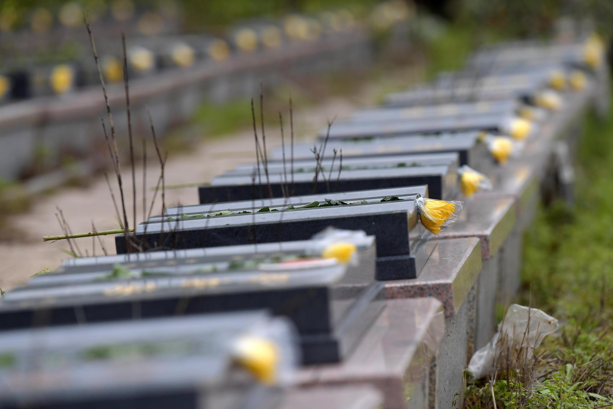 在江西省南昌市瀛上墓区琼山墓园,墓碑上摆放着鲜花(4月1日摄).