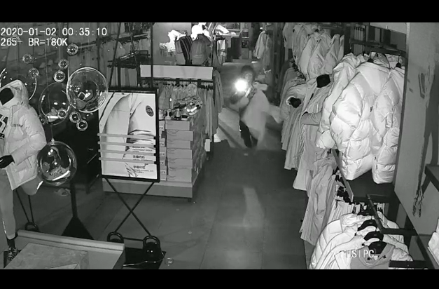 别名少年在一家服装店走窃。受访者供图