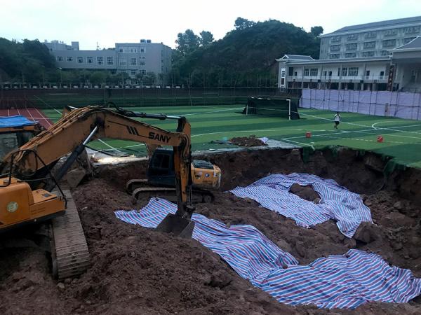 2019年6月19日晚，邓世平的遗骸从新晃一中的操场内挖出。 澎湃新闻记者 蒋格伟 图