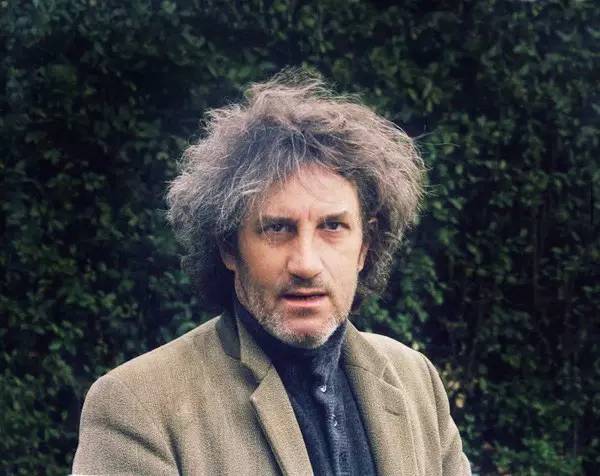 少年即成名,16岁时摄制的一部短片就让他得到了"电影兰波"的称号.