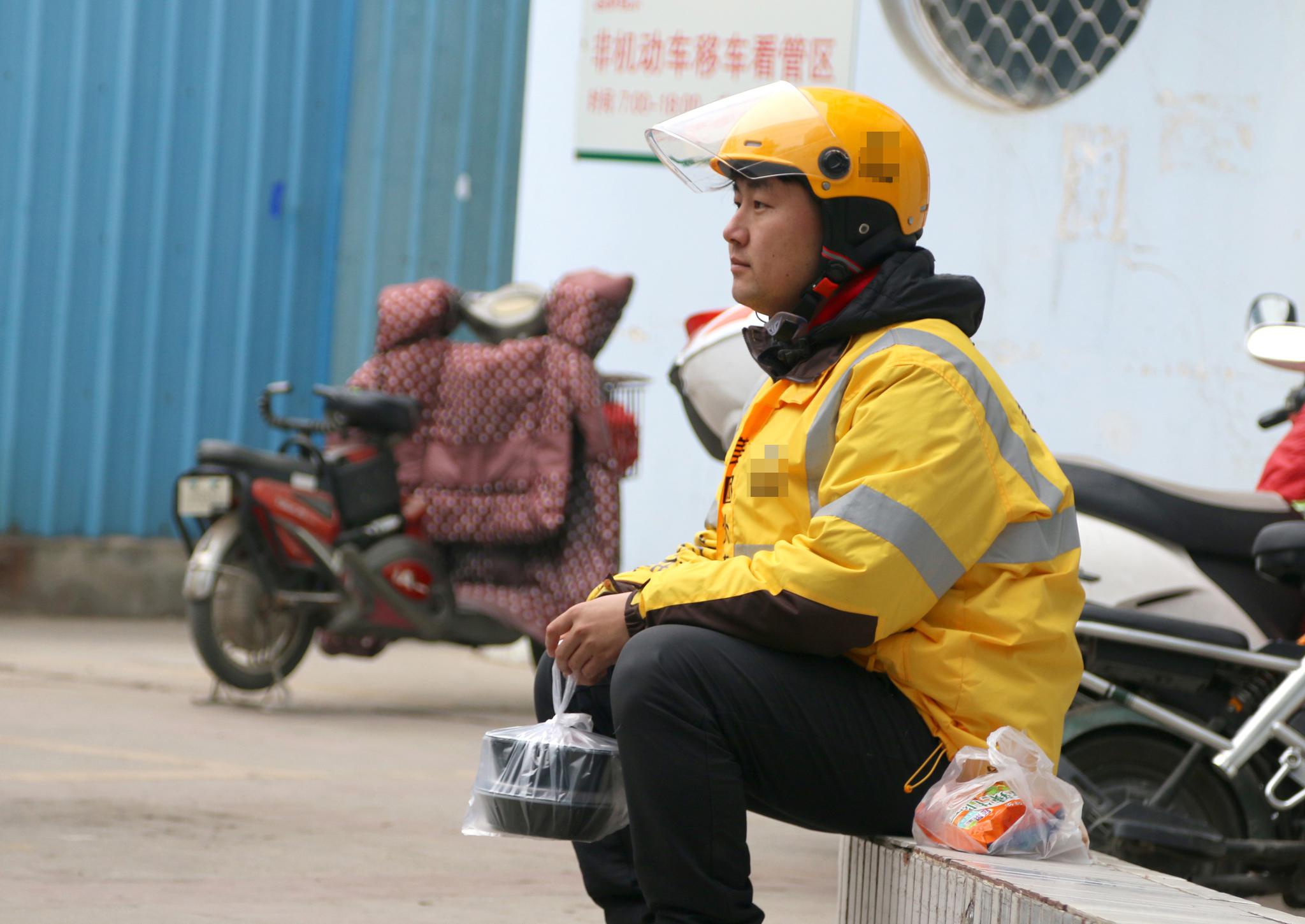 外卖小哥心系患儿送错餐街头痛哭儿子请你多给我一点时间