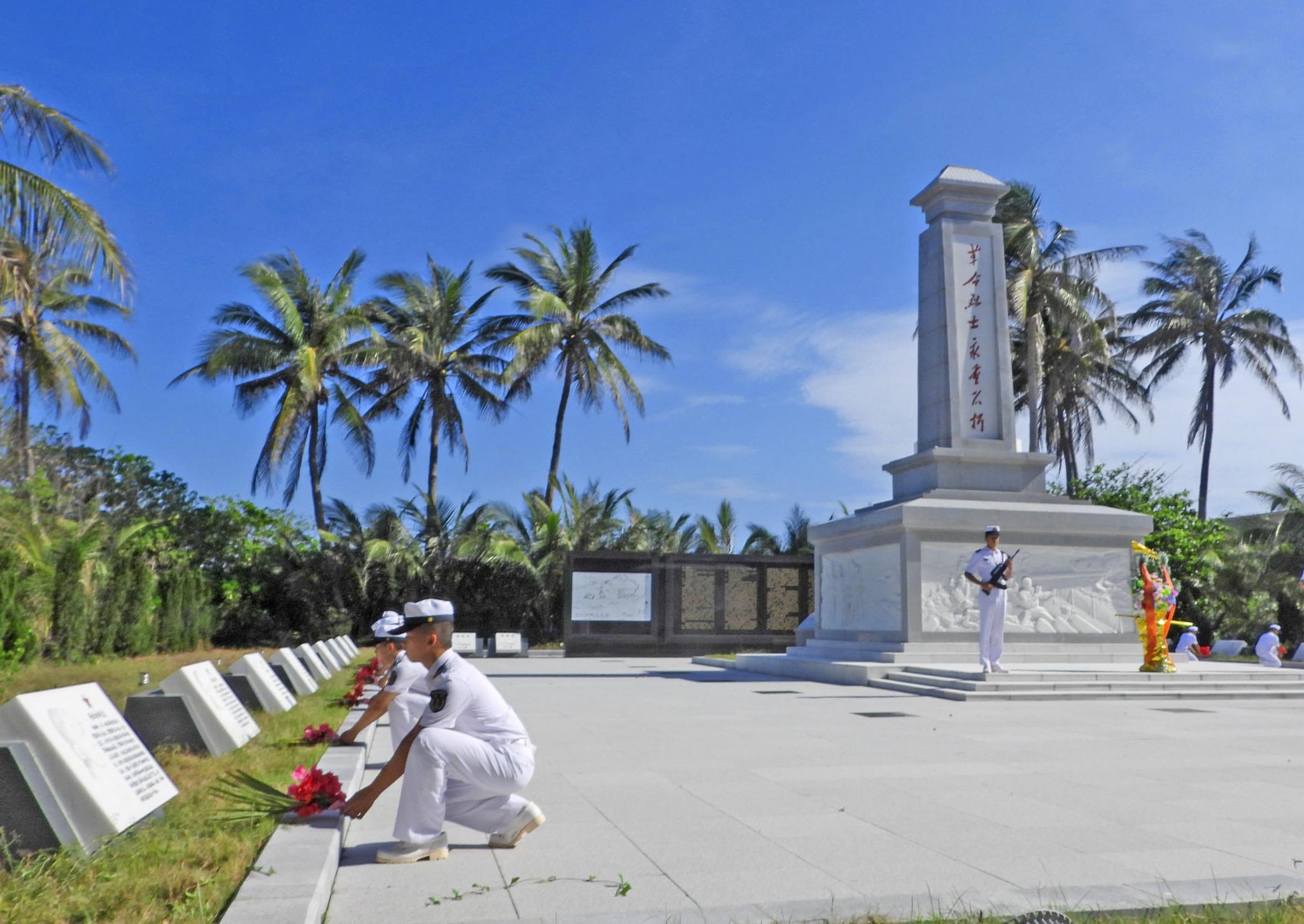 海军西沙某水警区举行祭扫仪式缅怀先烈
