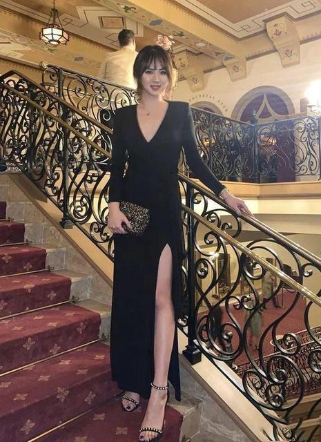 华为小公主和洪晃隔空撞衫一个秀豪宅外的雪山一个豪宅里遛狗