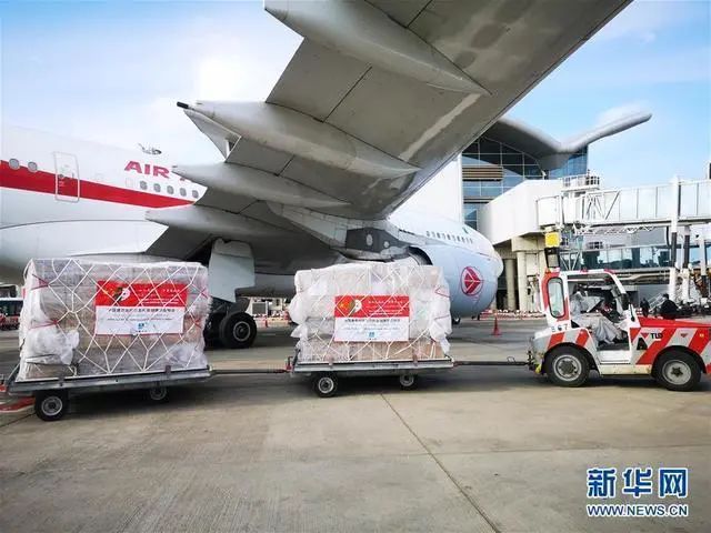 ▲3月27日，装运中国公司捐赠医疗物资的包机抵达阿尔及利亚首都阿尔及尔。新华社