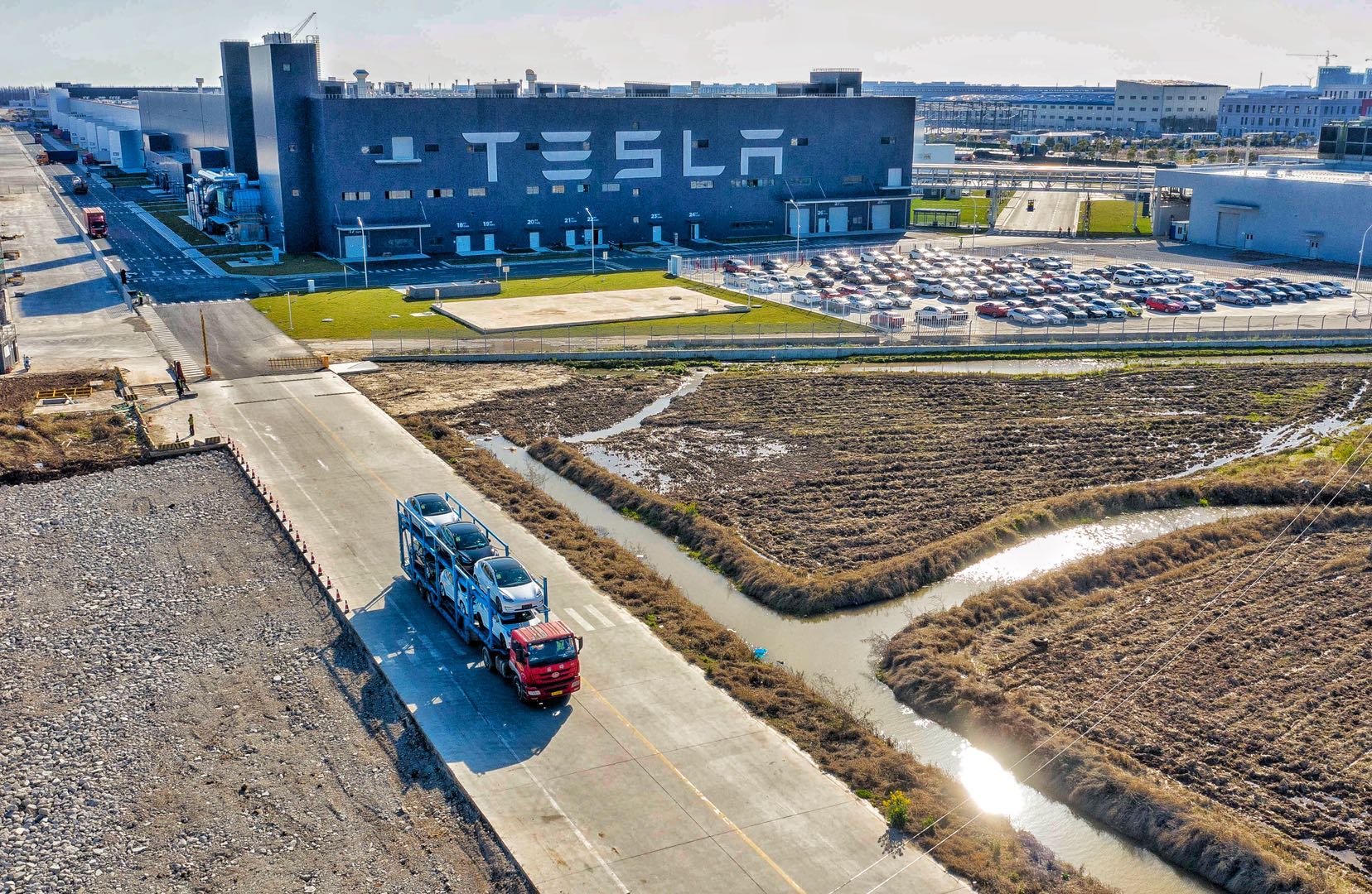 装载特斯拉新车的运输车驶离位于临港的上海特斯拉超级工厂。本文图片均由 特斯拉 供图