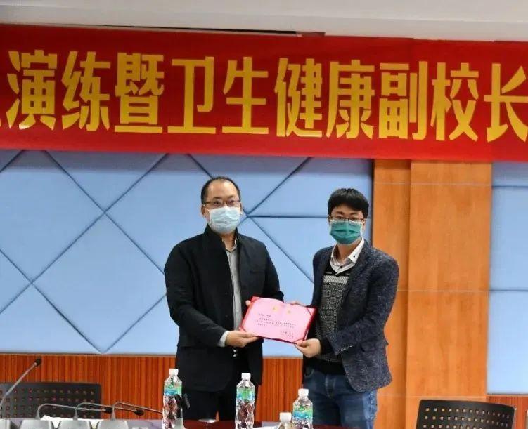 会上,江门一中蓝斌校长为江门市疾控中心传染病预防控制所所长陈茂余