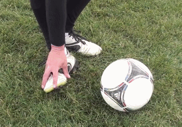 为什么你脚内侧总是兜不出想要的弧线?(动图演示)