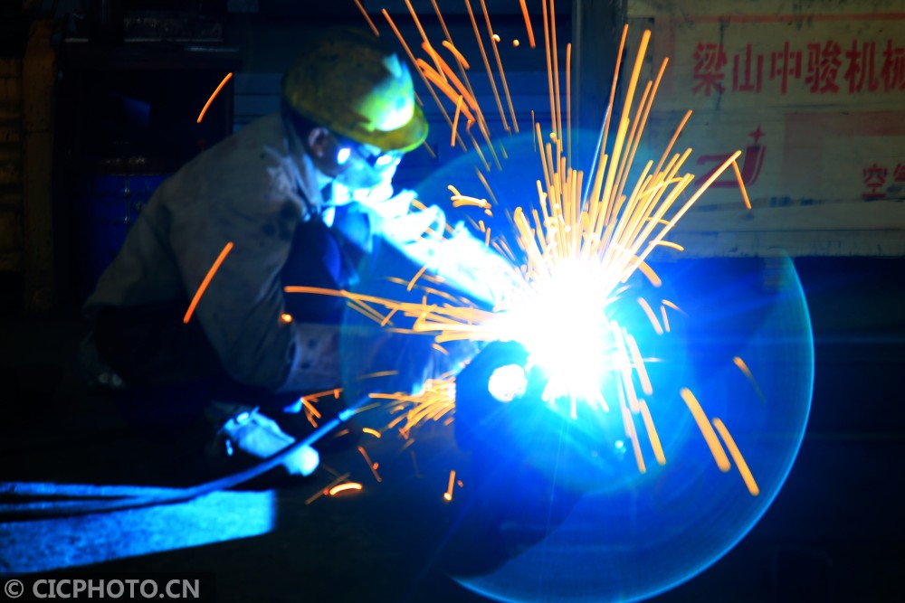 湖北郧阳:焊花飞溅忙生产