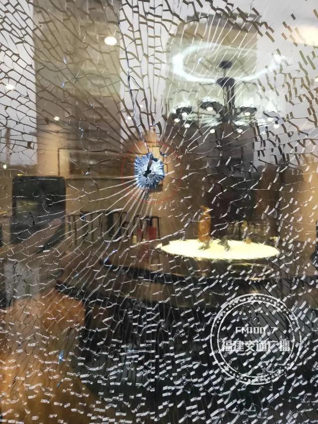 疑遭枪击!福州市区一餐厅,1厘米厚钢化玻璃当场被击穿!
