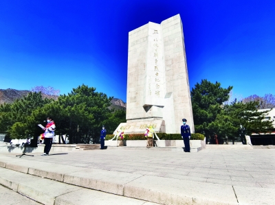 延庆区康安社区退役军人志愿服务队队长赵华军为进入小区人员测量体温