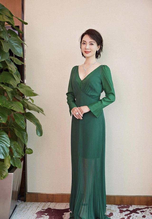 陈数的好气质真无敌穿绿色连衣裙配波纹短发亮相高级感满满