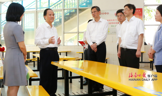 刘赐贵在海口调研公共卫生应急管理体系建设和学校复学准备情况