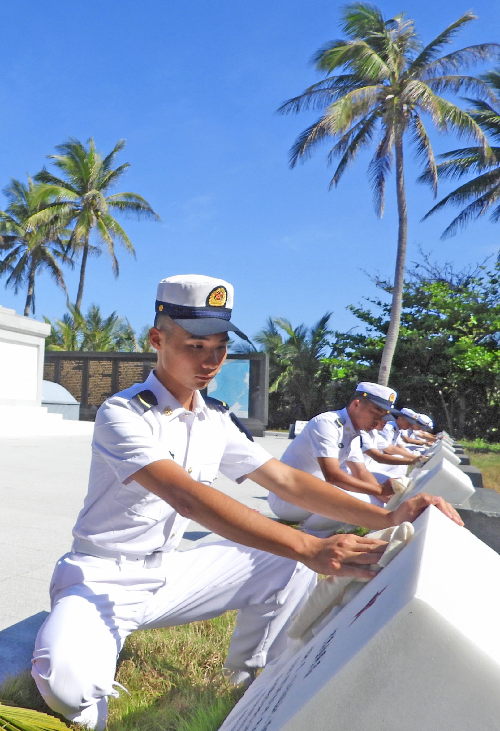 海军西沙某水警区举行祭扫仪式缅怀先烈
