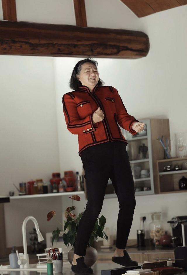 华为小公主和洪晃隔空撞衫一个秀豪宅外的雪山一个豪宅里遛狗