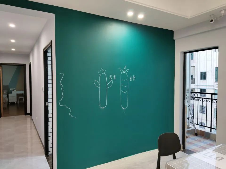 需要注意的是,靠近天花部分要留出一截用小毛刷来刷,避免深色漆或黑板