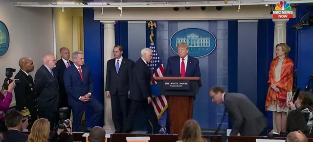 白宫4月3日新闻发布会开始前，各发言人站位