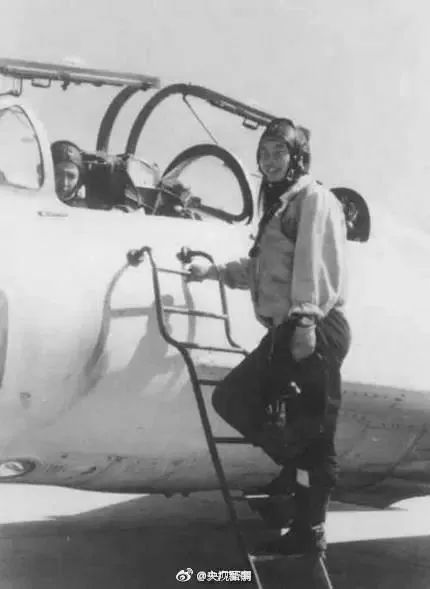 铭记81192！王伟墓前有人送来了歼20模型休闲区蓝鸢梦想 - Www.slyday.coM