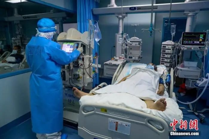 资料图为：医护人员在武汉大学人民医院东院ICU病房中工作。中新社记者 张畅 摄