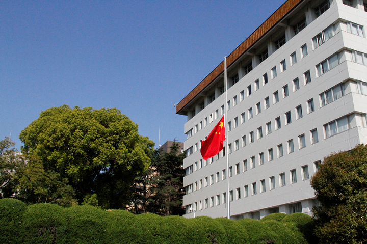 中国驻日本大使馆降半旗志哀疫情逝者