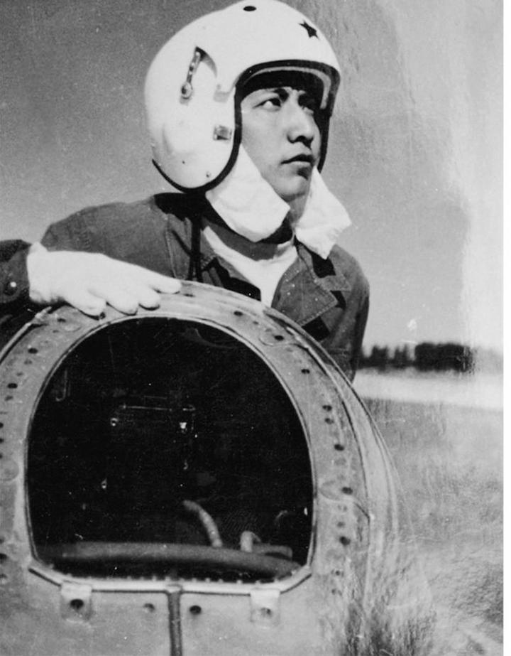 寄哀思｜英雄王伟墓前19年来鲜花不断，今年有人送来了一架歼20模型排行图片新闻休闲区蓝鸢梦想 - Www.slyday.coM