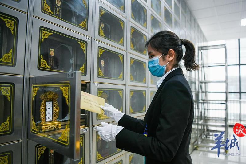 广州殡葬服务中心首次举行集中祭扫,"天堂信箱"寄托哀思