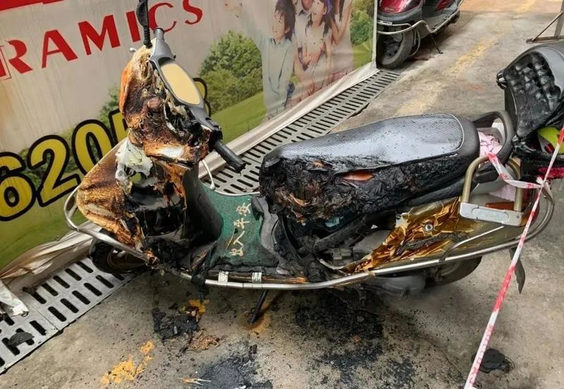 梅州一摩托车自燃着大火,竟致8辆摩托,1辆汽车被烧成空架.