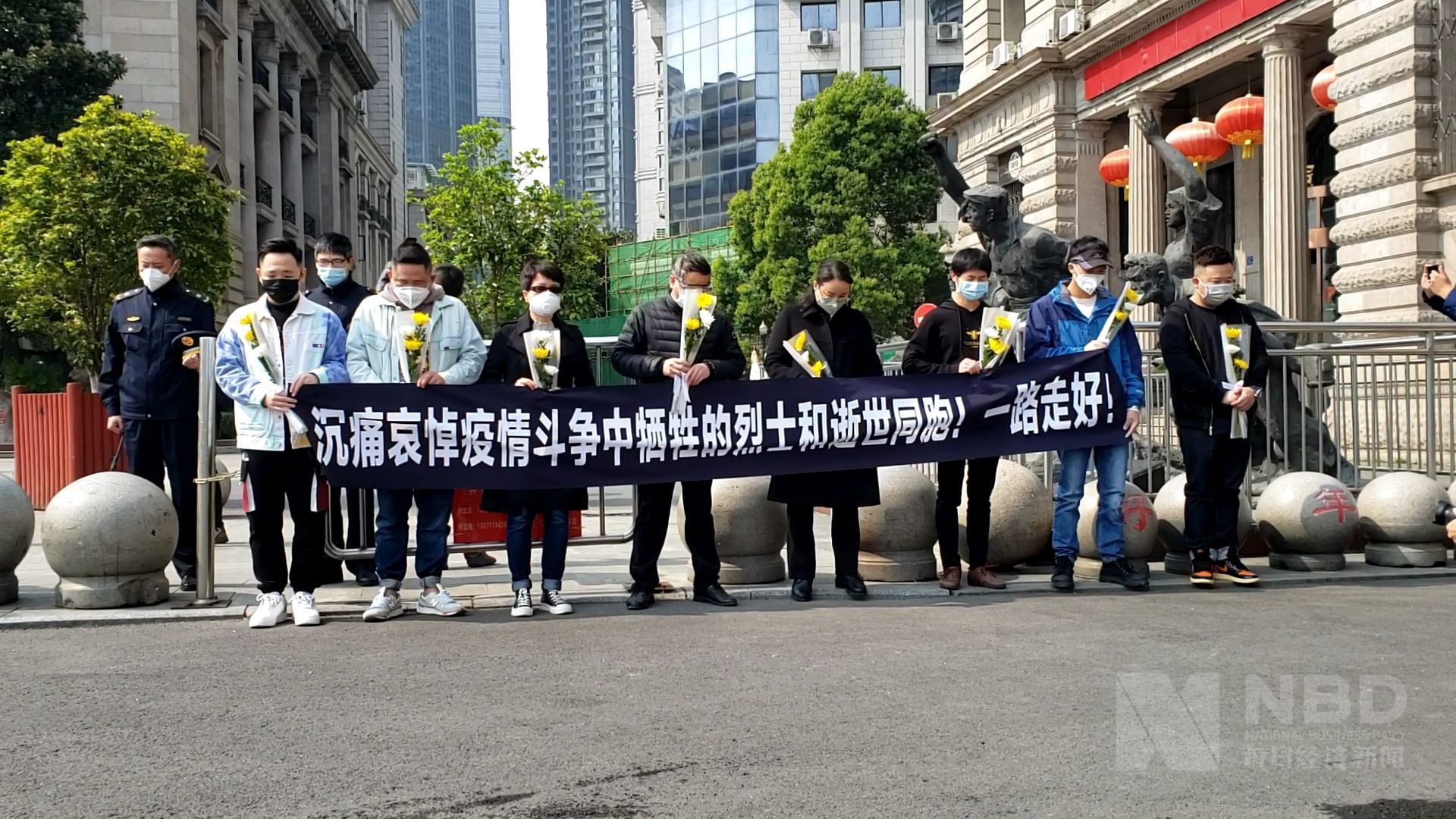 江汉关,市民拉起横幅悼念牺牲烈士和逝世同胞 (每经记者 曹炳梵 摄)