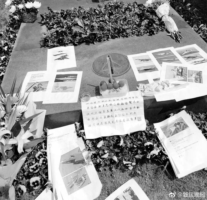 寄哀思｜英雄王伟墓前19年来鲜花不断，今年有人送来了一架歼20模型排行图片新闻休闲区蓝鸢梦想 - Www.slyday.coM