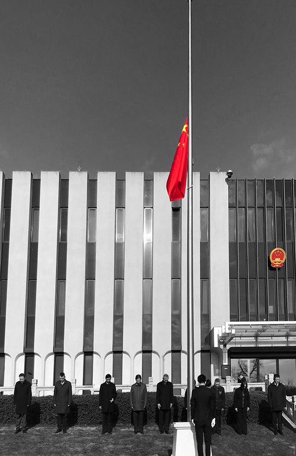 图集②中国驻外使领馆降半旗深切悼念抗疫烈士和逝世同胞