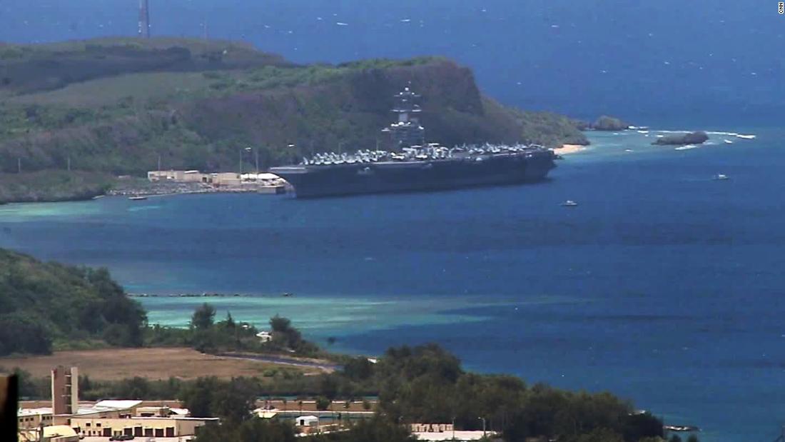 停泊在关岛的美国海军“罗斯福”号航空母舰