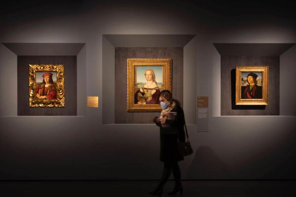  3月初，“拉斐尔，1520-1483”展览未关闭时，戴着口罩参观的观众