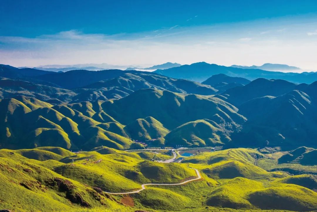 天苍苍,野茫茫……这些南国草原已经迎来最美时节