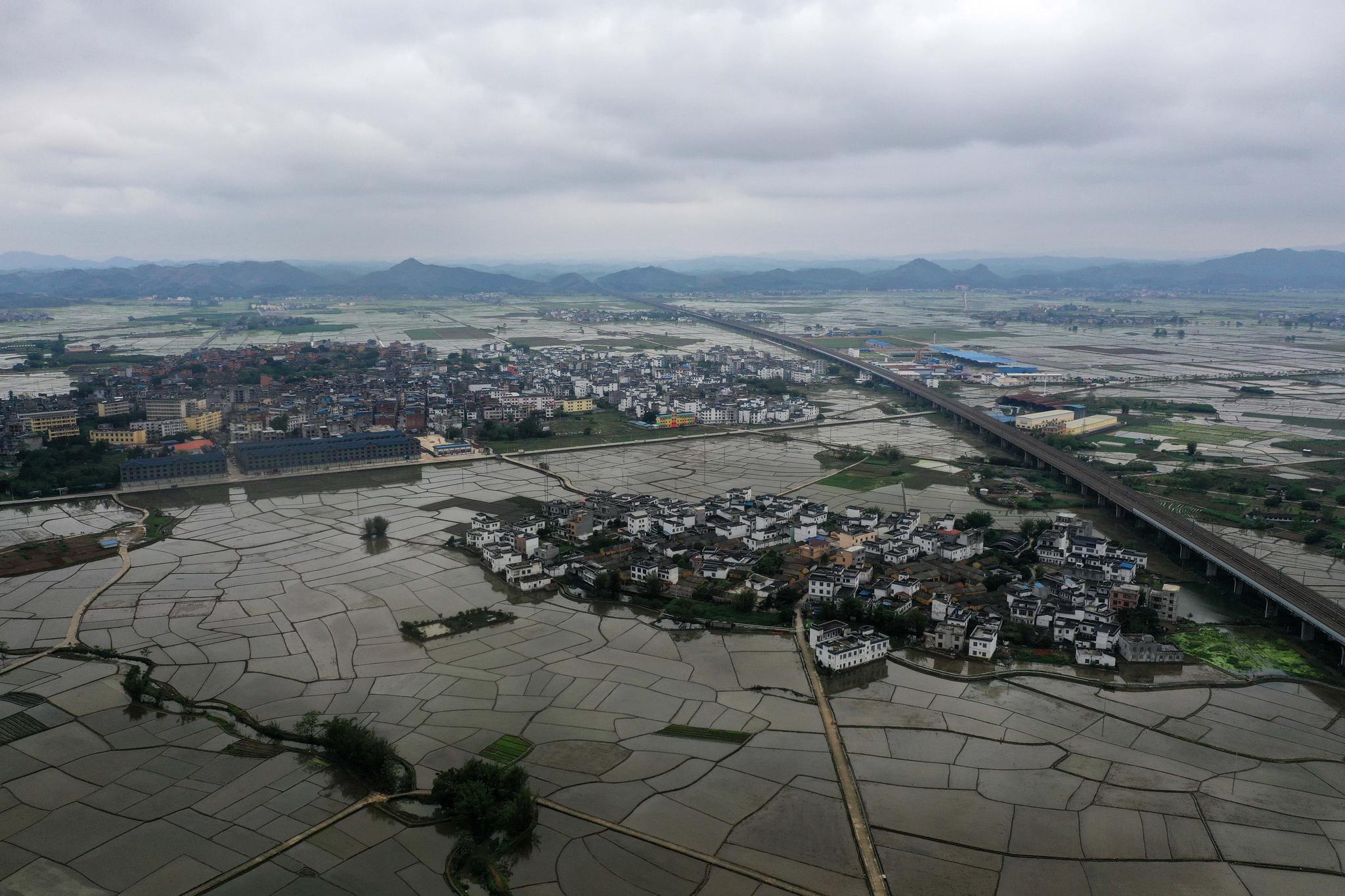 这是4月4日拍摄的广西南宁市宾阳县古辣镇田园春色(无人机照片.