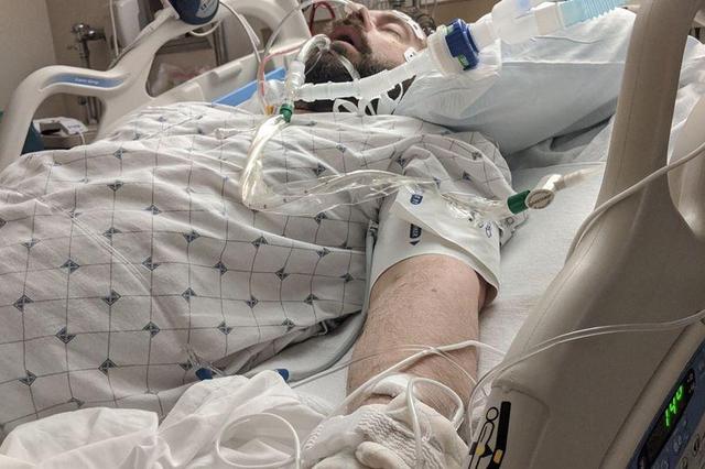 美国男子染新冠住院,医护在窗户上写字打气,今出院回以感谢留言