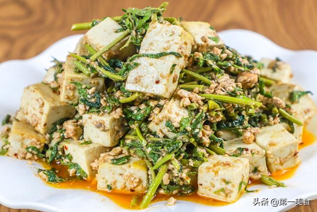 【香椿炒豆腐】   第一步:食材   老豆腐一块,先切成厚片,再改刀成