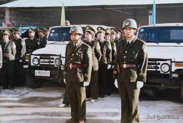 中国的90年代,穿皮衣夹着包,为何成了公安干警的标配?