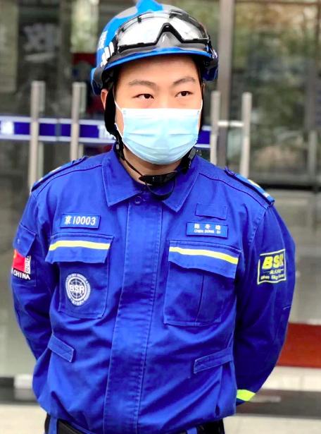 这个80后的小伙子并不是快递员,他叫陈冬迪,是个北京男孩,在朝阳区