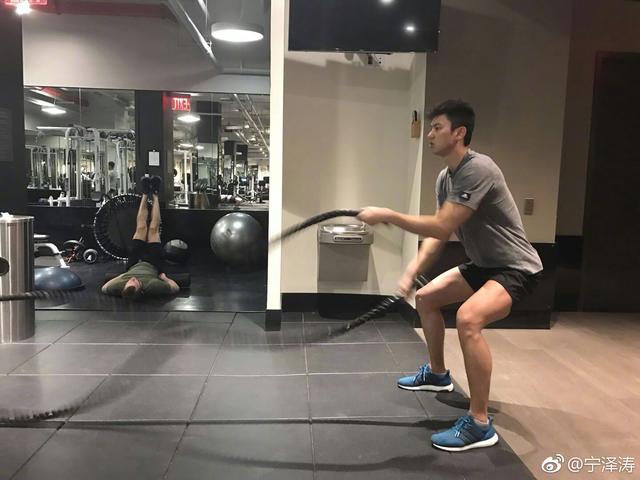 游泳小将宁泽涛，生活中除了要在泳池中度过外，也会去健身房健身