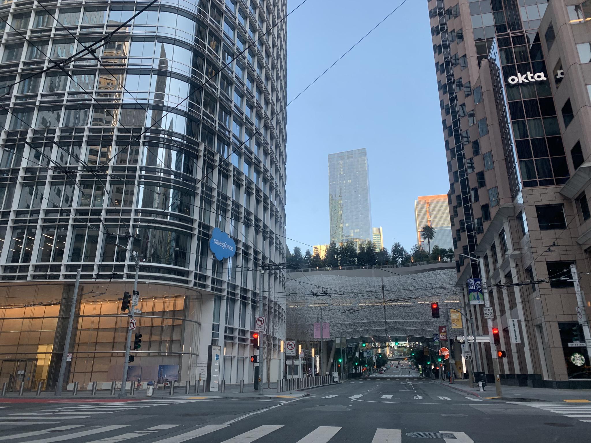 旧金山最高建筑salesforce tower门口街道空旷。