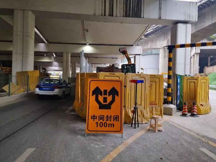 五里冲路出城向施工路段增设一条临时车道