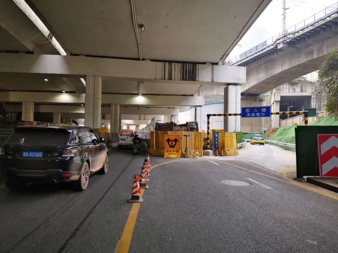 五里冲路出城向施工路段增设一条临时车道