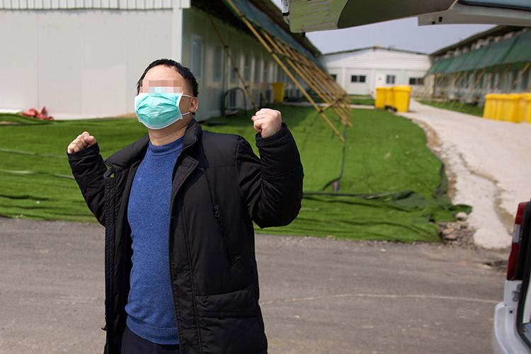  走出病区，何先生张开双臂拥抱暖阳。