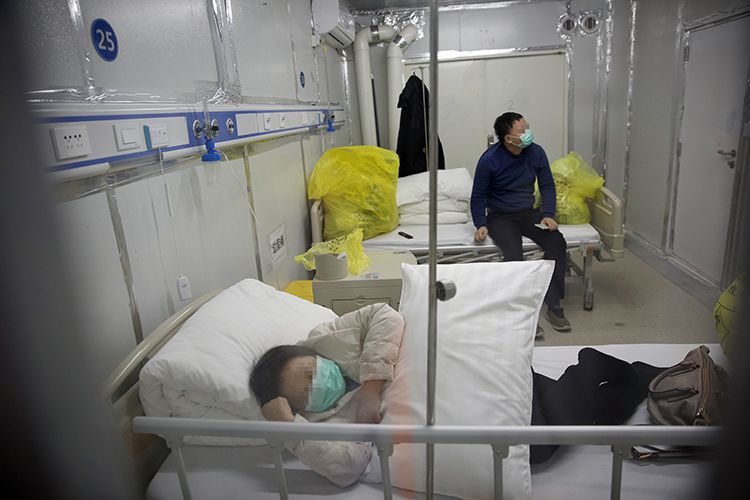  两名患者打包好行李，等待出院。