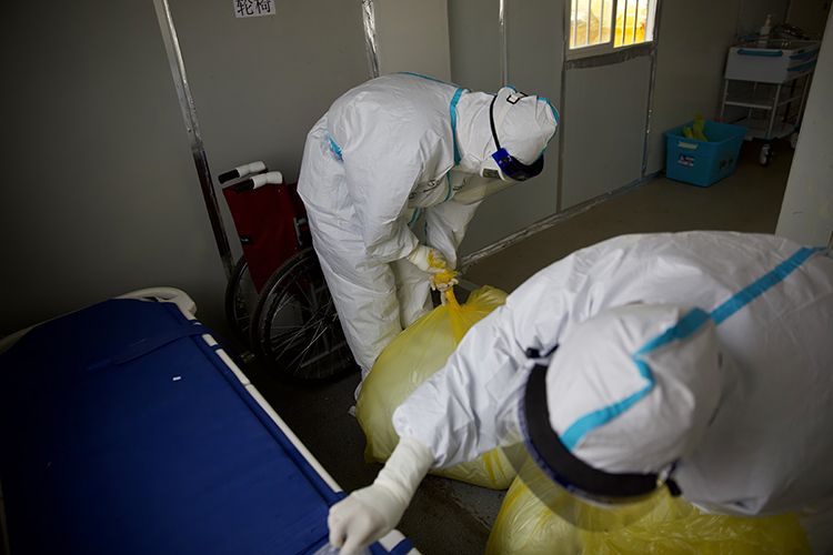  一支来自上海的医疗队清理C3病区的生活垃圾。