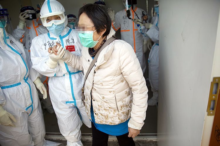  出院患者走出病房。