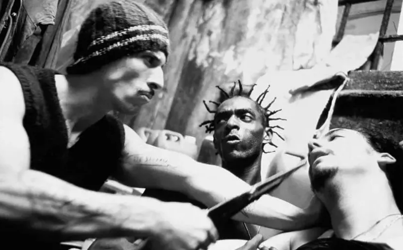 电影《监狱淌血》又名"卡兰迪鲁"剧照图片来源:豆瓣原本在巴西黑帮