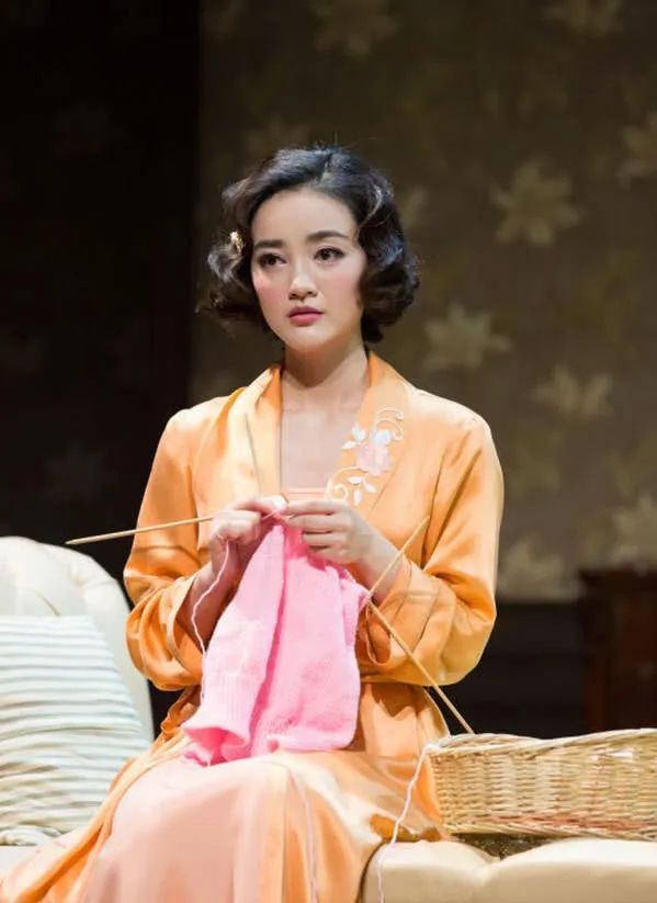 袁弘是大学同班同学饰演晚秋的演员叫朱杰,是上海戏剧学院2001届表演