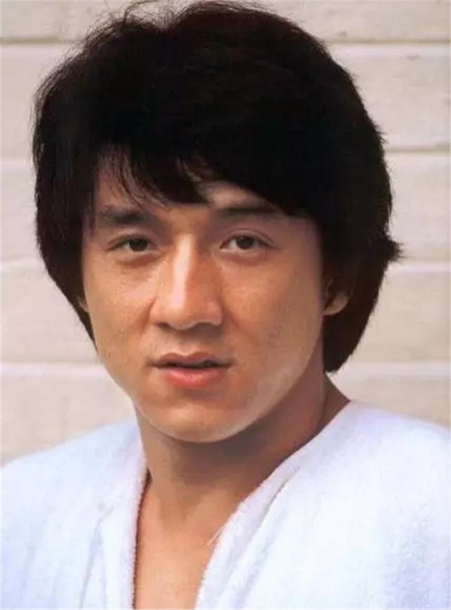 可别瞎说,这可是早期的成龙大哥!