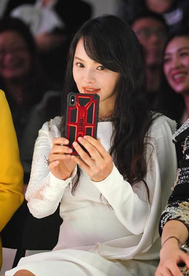 伊能静还是老了!穿白色连衣裙亮相活动,无滤镜下颈部皱纹太明显