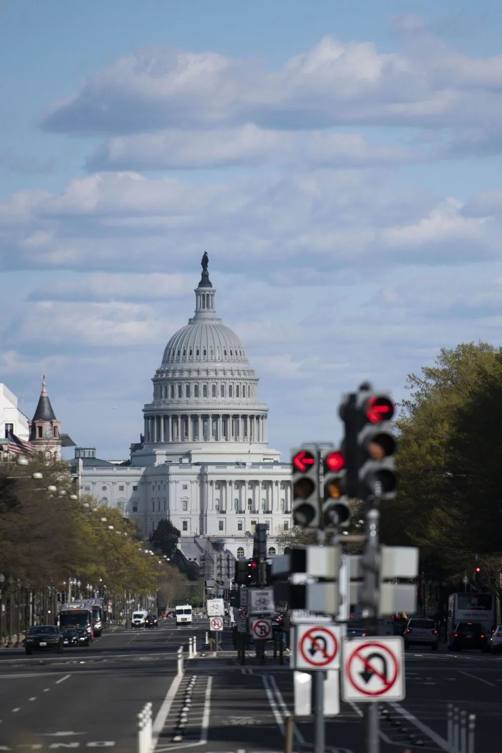 新华社(刘杰 摄)美国首都华盛顿,人们在空旷的街道上骑车.